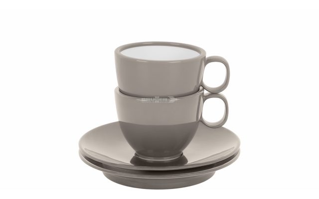 Deux tasses grises avec anses empilées sur deux sous‑tasses grises, tasse supérieure contenant un liquide blanc, fond blanc