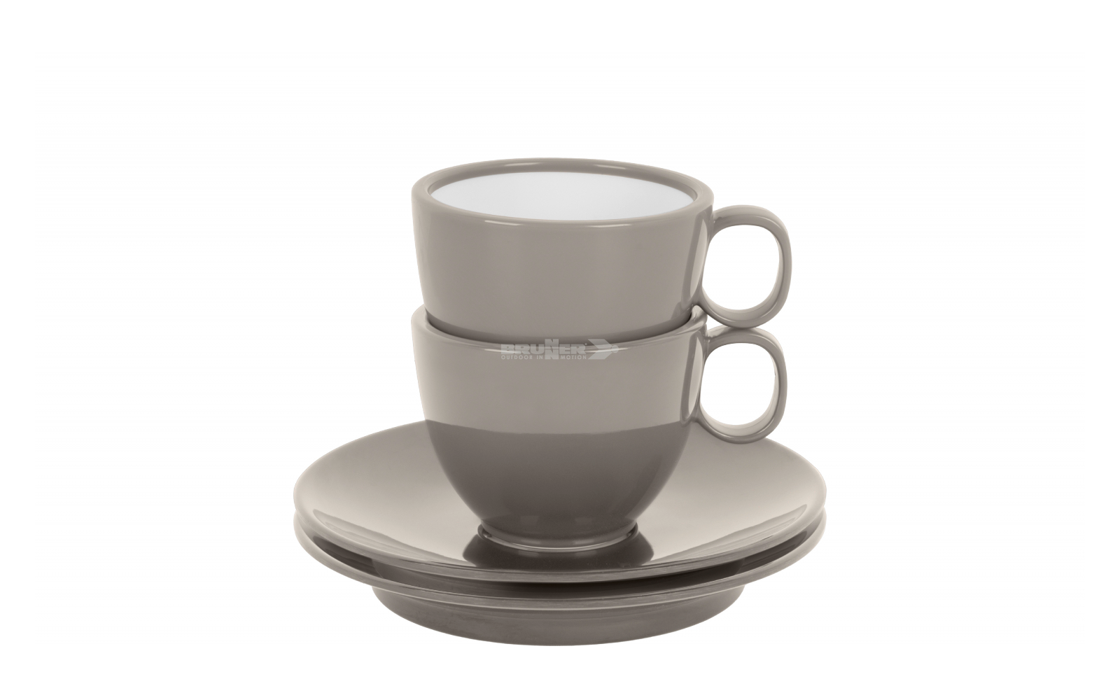 Deux tasses grises avec anses empilées sur deux sous‑tasses grises, tasse supérieure contenant un liquide blanc, fond blanc