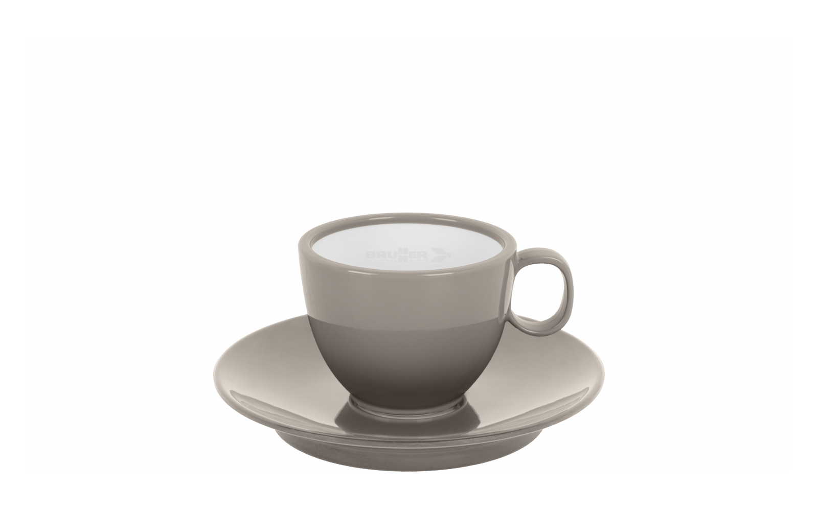 Tasse gris-brun avec anse sur une soucoupe assortie, remplie d'un liquide blanc, sur fond blanc