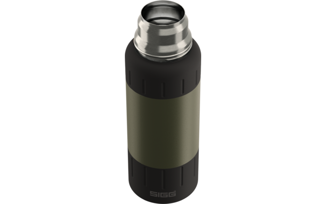 Zylinderförmige olivgrüne Flasche mit silberner Edelstahlöffnung oben, schwarzem geriffeltem Ring darunter und schwarzem Boden mit 'SIGG'-Logo