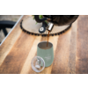Koffie wordt vanuit een Franse pers in een groene mok op een houten tafel gegoten