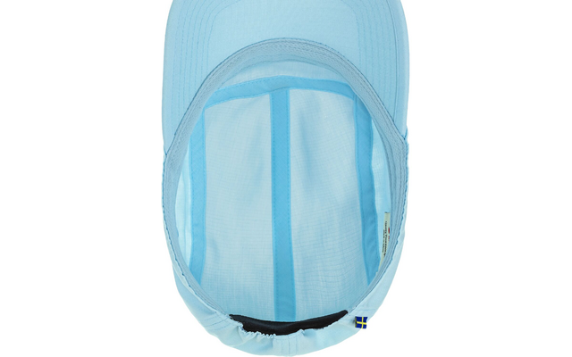 Innenansicht einer hellblauen Kappe mit Stofffutter, schwarzem Schweißband und kleinem Etikett mit schwedischer Flagge