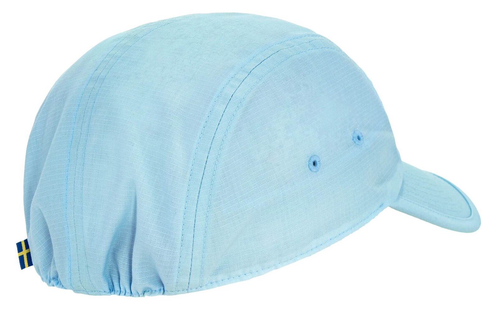 Hellblaue Stoffkappe mit kleinem gebogenem Schirm, zwei seitlichen Ösen, hinten gerafftem Gummizug und kleinem schwedischen Fähnchentag, weißer Hintergrund