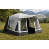 Tenda grigia e nera con ingresso aperto e finestre trasparenti su un prato; alberi e montagne sullo sfondo