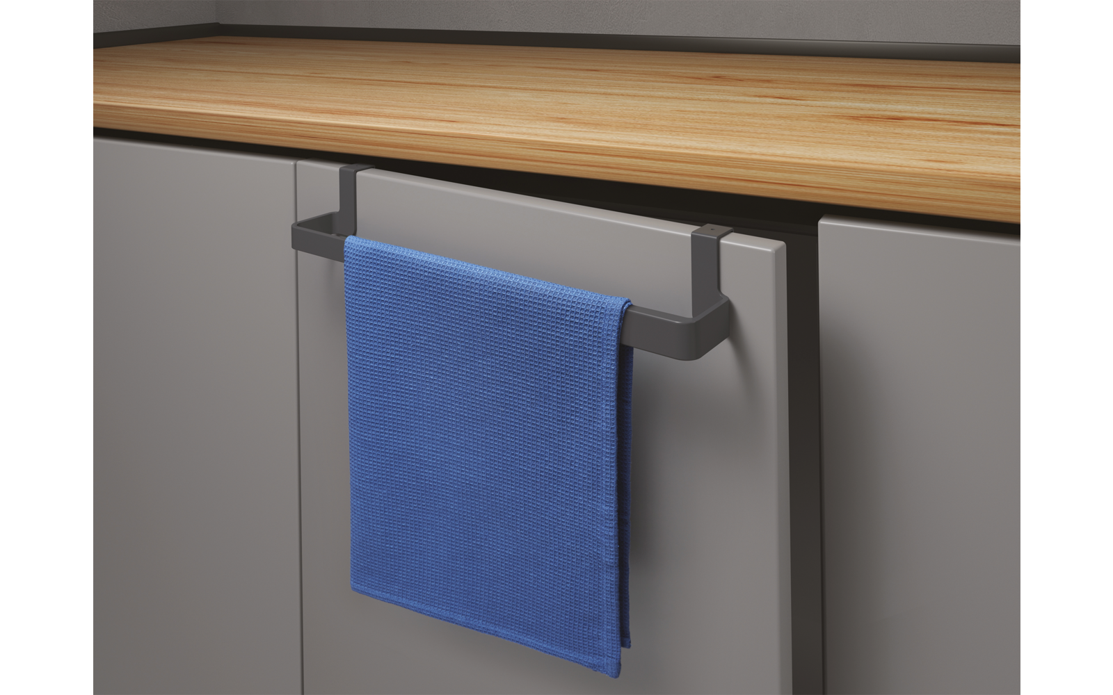 Blauw handdoek hangt aan een handvat van een grijze kast onder een houten tafel
