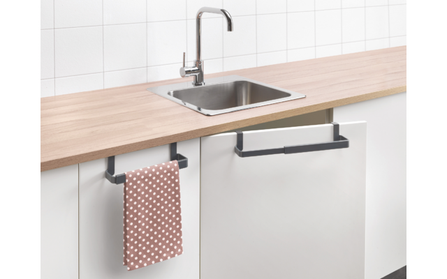 Keuken met ingebouwde gootsteen, kraan en handdoek op houten aanrecht