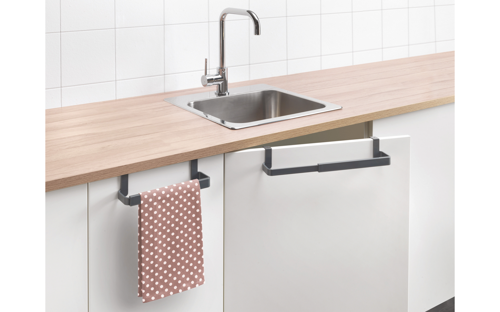 Keuken met ingebouwde gootsteen, kraan en handdoek op houten aanrecht