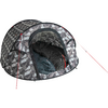Koepeltent met grijs camouflagepatroon, open voorkant, twee donkere slaapzakken binnenin, rode scheerlijnen