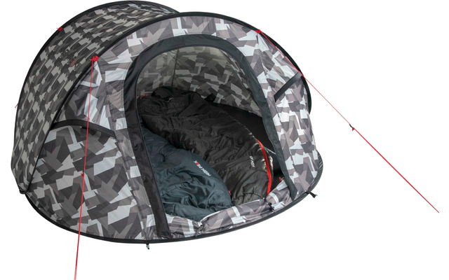 Koepeltent met grijs camouflagepatroon, open voorkant, twee donkere slaapzakken binnenin, rode scheerlijnen