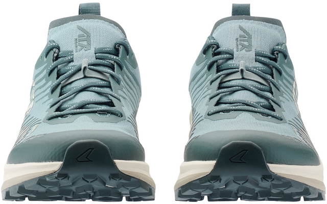 Zwei hellgrün-türkise Schuhe von vorne, mit Schnürsenkeln und sichtbarer Profilsohle