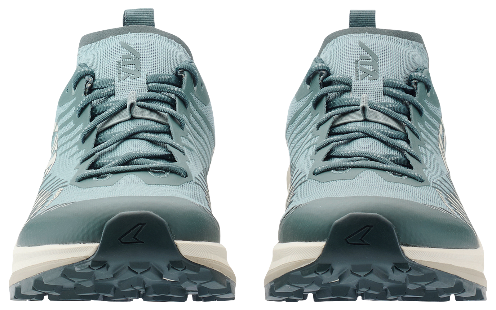Due scarpe azzurro-verdi chiare viste di fronte, con lacci e suole con battistrada visibile
