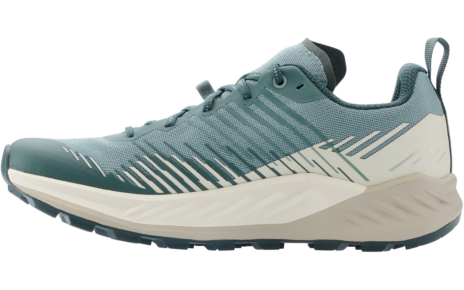 Seitliche Ansicht eines türkisgrünen Sneakers mit Schnürung, Mesh-Obermaterial, diagonalen weißen Streifen, cremefarbener Mittelsohle und dunkler Laufsohle auf weißem Hintergrund