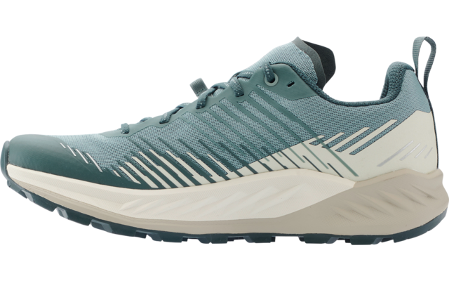 Vista laterale di una sneaker verde turchese con lacci, tomaia in mesh, strisce bianche diagonali, intersuola color crema e suola esterna scura su sfondo bianco