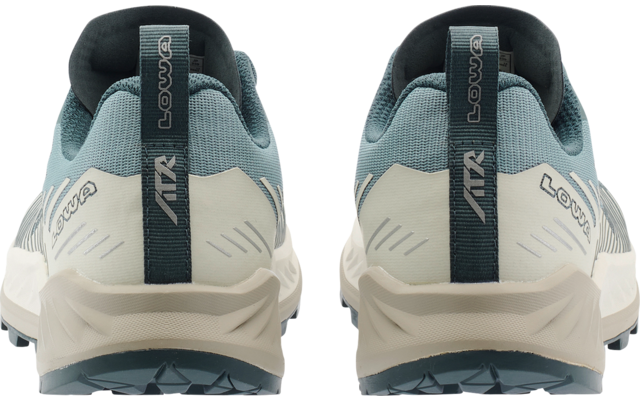 Coppia di scarpe da trekking viste da dietro, blu-verde e beige, linguette del tallone con scritta "LOWA", suole scolpite visibili
