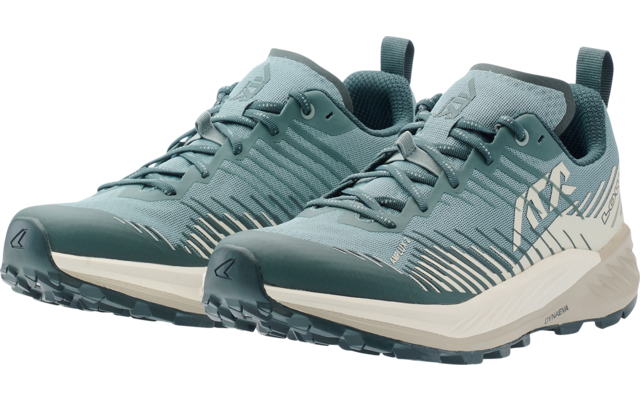 Coppia di scarpe con lacci verde-turchese con intersuola bianca e suola rigata, vista anteriore obliqua