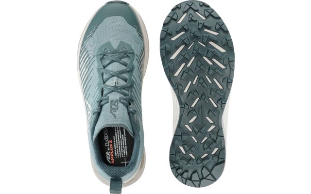 Due viste di una scarpa sportiva: a sinistra vista dall'alto blu-verde con lacci, a destra suola scolpita, intersuola bianca