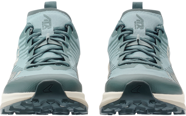 Due scarpe azzurro-verdi chiare viste di fronte, con lacci e suole con battistrada visibile