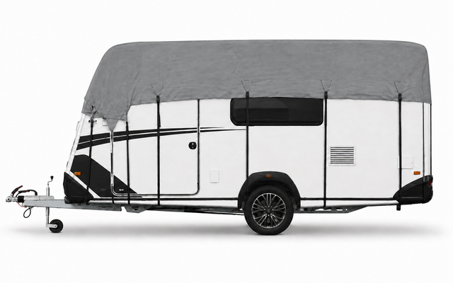 Vue latérale d'une caravane blanche avec une housse grise, roue et attelage visibles