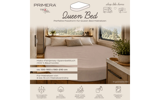 Binnenopname van een slaapgedeelte in een voertuig met een rond queenbed, lichtbeige hoeslaken, drie kussens, raam met boszicht, nachtkastje met potplant en productlogo/tekst op het beeld