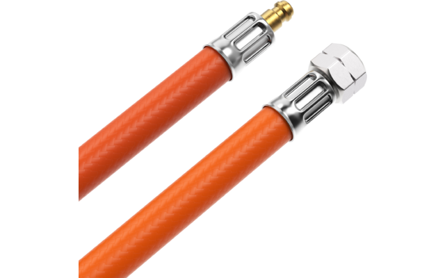 Zwei orangefarbene, strukturierte Schläuche mit Metallanschlüssen: einer mit kleinem Messingstift, einer mit sechseckiger Mutter, weißer Hintergrund