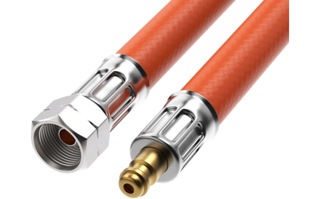 Zwei orange geflochtene Schläuche mit Metallendstücken, einer mit Innengewinde, einer mit goldfarbenem Steckstift, auf weißem Hintergrund