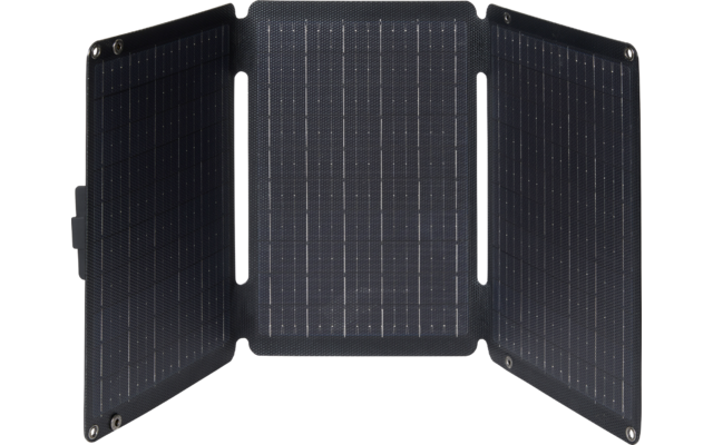 Drie zwarte zonnepanelen naast elkaar staand op een witte achtergrond