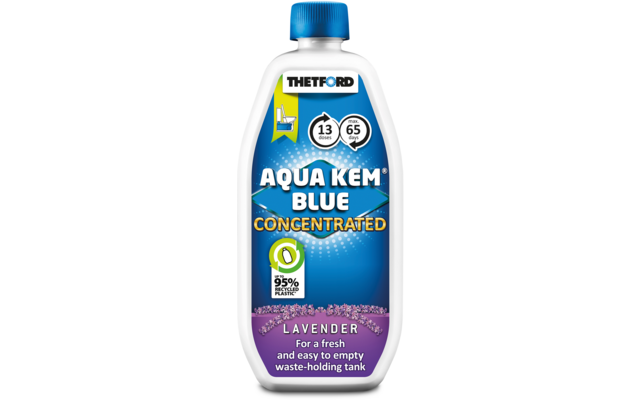 Weiße Kunststoffflasche mit blauem Verschluss. Vorderetikett: 'THETFORD', 'AQUA KEM BLUE CONCENTRATED', runde Symbole '13 doses' und '65 days', '95% less plastic'-Symbol, Duftangabe 'LAVENDER' und Text 'For a fresh and easy to empty waste‑holding tan