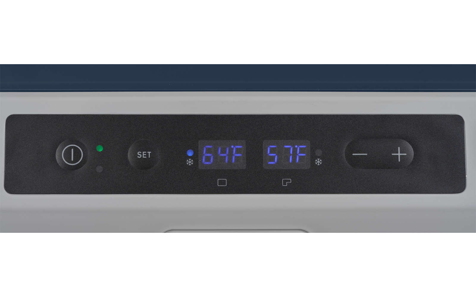 Schwarzes digitales Bedienfeld mit blauem Display, zeigt '64F 57F', links Ein-/Ausschalter mit grünem LED, daneben 'SET'-Taste, rechts Plus- und Minus-Tasten