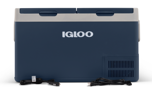 Blaue Kunststoff-Kühlbox mit weißem "IGLOO"-Schriftzug, hellgrauem Deckel mit zwei dunklen Verschlüssen, Lüftungsgitter und zwei Kabeln vorn rechts