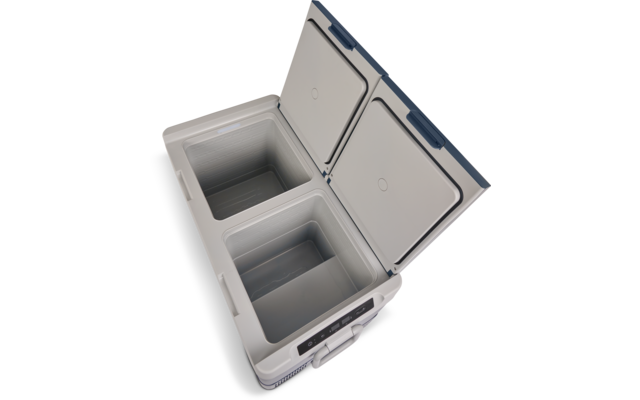 Offene Kühlbox mit zwei nebeneinanderliegenden rechteckigen Fächern, weißen Innenwänden, blauem Deckel, vorderseitigem Bedienfeld und Griff