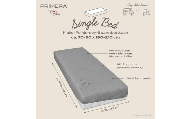 Grijs hoeslaken op een eenpersoonsmatras op beige achtergrond, zichtbare tekst: 'Single Bed', 'Mako-Feinjersey-Spannbetttuch', 'ca. 70–90 x 190–210 cm', 'Für Matratzen von 8 bis 15 cm Matratzenhöhe', 'Mit Rundumgummispannung', '100% Baumwolle', logo 'PRIMERA TRAVEL' en 'sleep like home' met camperpictogrammen