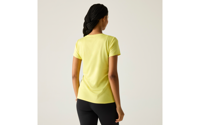 Vue de dos d'une personne portant un t‑shirt jaune à manches courtes et des leggings noirs, cheveux en tresse, fond uni clair