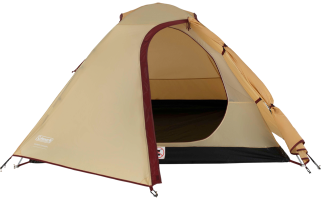 Beiges Zelt mit dunkelrotem Rand, offene Vorderöffnung, schwarzer Innenboden und rechts aufgerollte Tür