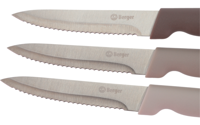 Tre coltelli da cucina seghettati con manici rosa pallido affiancati, lame a sinistra