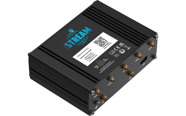 Schwarzes rechteckiges Metallgehäuse mit iSTREAM-Logo, weißem Etikett mit QR-Code, sechs goldfarbene Koaxanschlüsse, USB-Anschluss und gerippter Oberseite