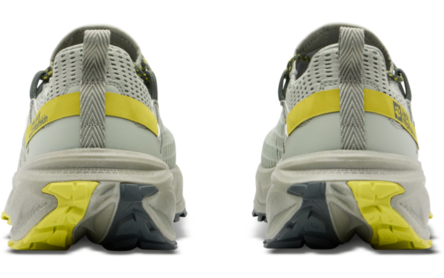 Rückansicht eines grauen Sportschuhs mit gelben Akzenten auf weißem Hintergrund