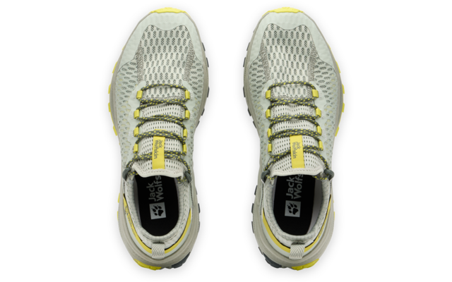 Weiße Sportschuhe mit gelben Akzenten, von oben fotografiert