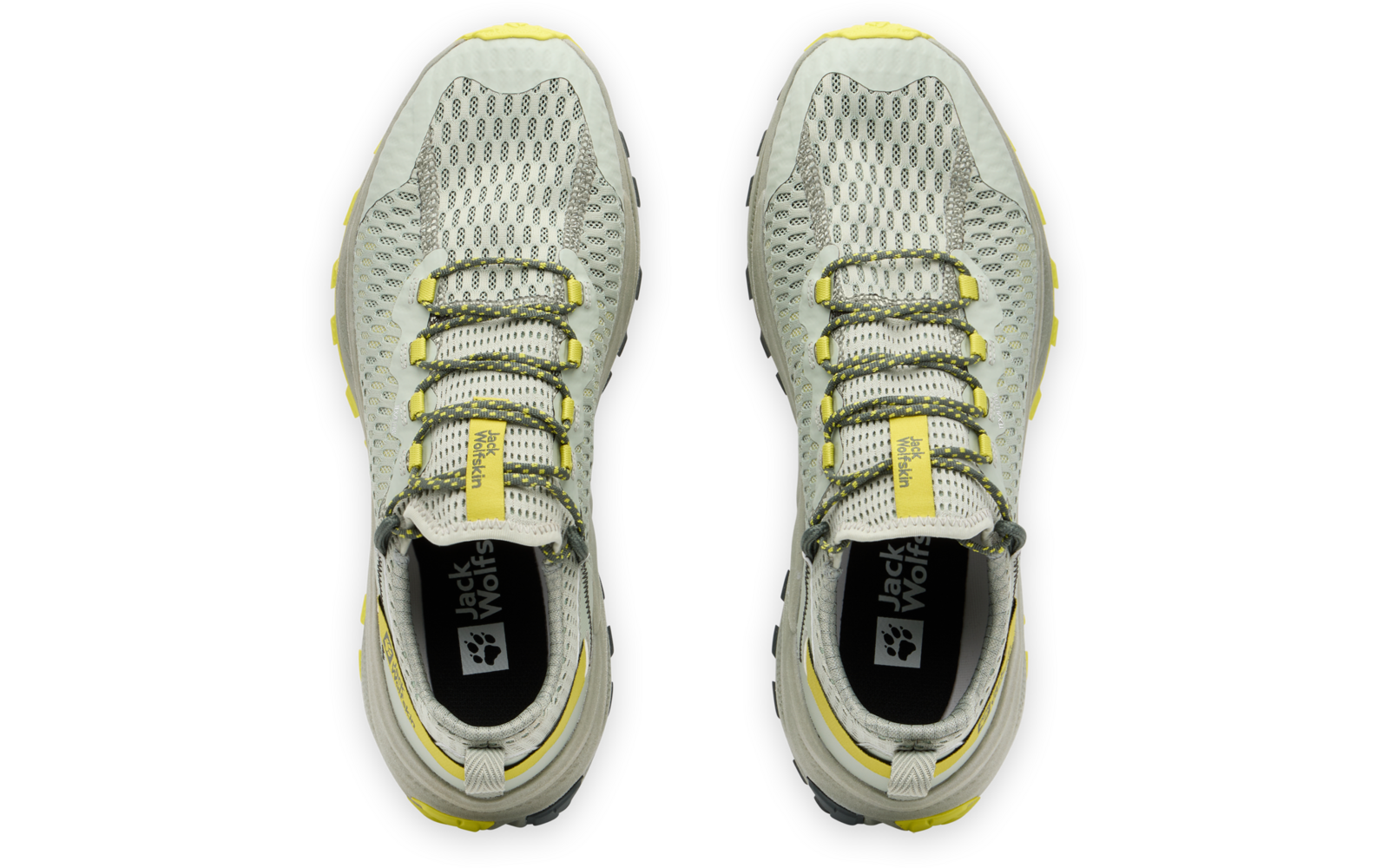 Weiße Sportschuhe mit gelben Akzenten, von oben fotografiert