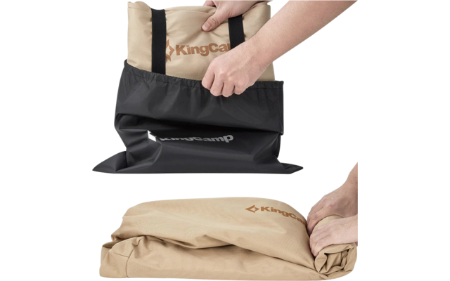 Hände falten eine beige Tragetasche in eine schwarze Hülle mit Reißverschluss