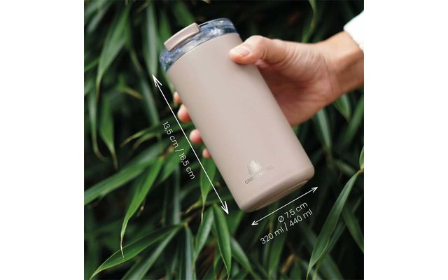 Hand hält beige Trinkbecher mit transparentem Deckel vor grünen Blättern, Messpfeile mit Angaben 13.5 cm / 16.5 cm und Ø 7.5 cm, 320 ml / 440 ml