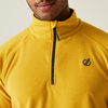 Oberkörper eines Mannes in gelbem Pullover mit Reißverschluss und einem kleinen Logo auf der Brust