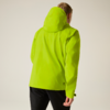 Person von hinten in neon-gelbgrüner Kapuzenjacke und schwarzer Hose vor hellem Hintergrund