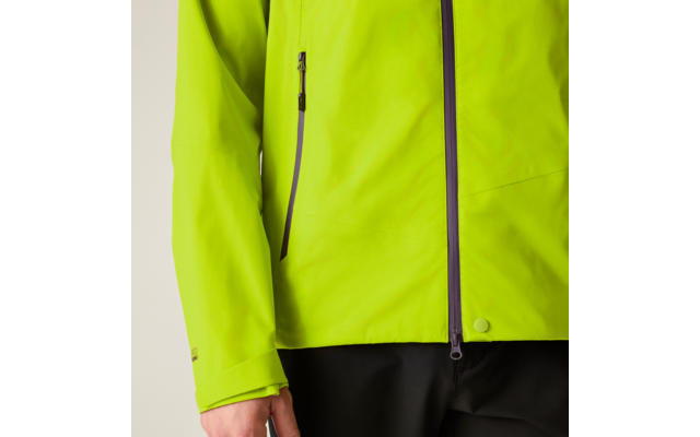 Leuchtgelb-grüne Jacke mit vertikalem Reißverschluss und Reißverschlusstasche, schwarze Hose, linke Hand sichtbar, heller Hintergrund