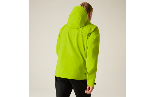 Person von hinten in neon-gelbgrüner Kapuzenjacke und schwarzer Hose vor hellem Hintergrund