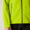 Leuchtgelb-grüne Jacke mit vertikalem Reißverschluss und Reißverschlusstasche, schwarze Hose, linke Hand sichtbar, heller Hintergrund