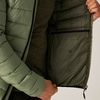 Person öffnet eine Jacke und zeigt das Innere mit einer Innentasche
