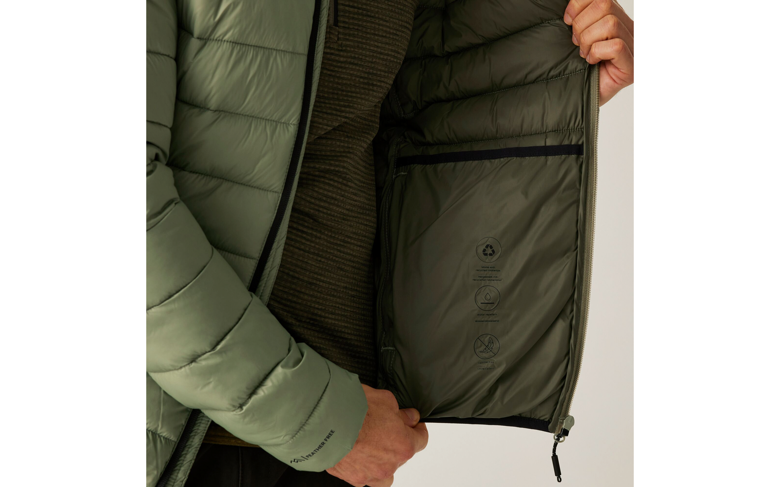 Person öffnet eine Jacke und zeigt das Innere mit einer Innentasche