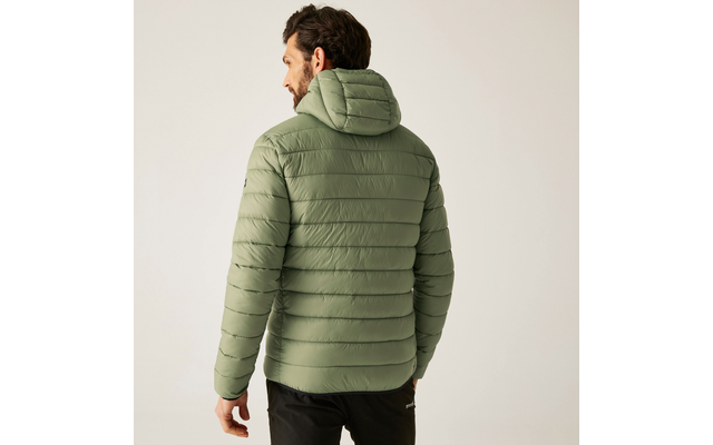 Mann von hinten mit grüner Steppjacke mit Kapuze vor hellgrauem Hintergrund