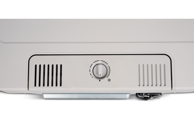 Weiße rechteckige Bedienblende mit Lüftungsschlitzen links und rechts, mittig ein runder Drehknopf mit Markierungen, darunter ein silbernes rechteckiges Element und rechts unten sichtbare Kabel