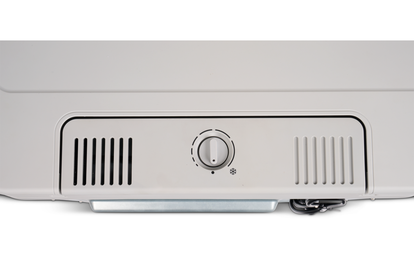 Weiße rechteckige Bedienblende mit Lüftungsschlitzen links und rechts, mittig ein runder Drehknopf mit Markierungen, darunter ein silbernes rechteckiges Element und rechts unten sichtbare Kabel